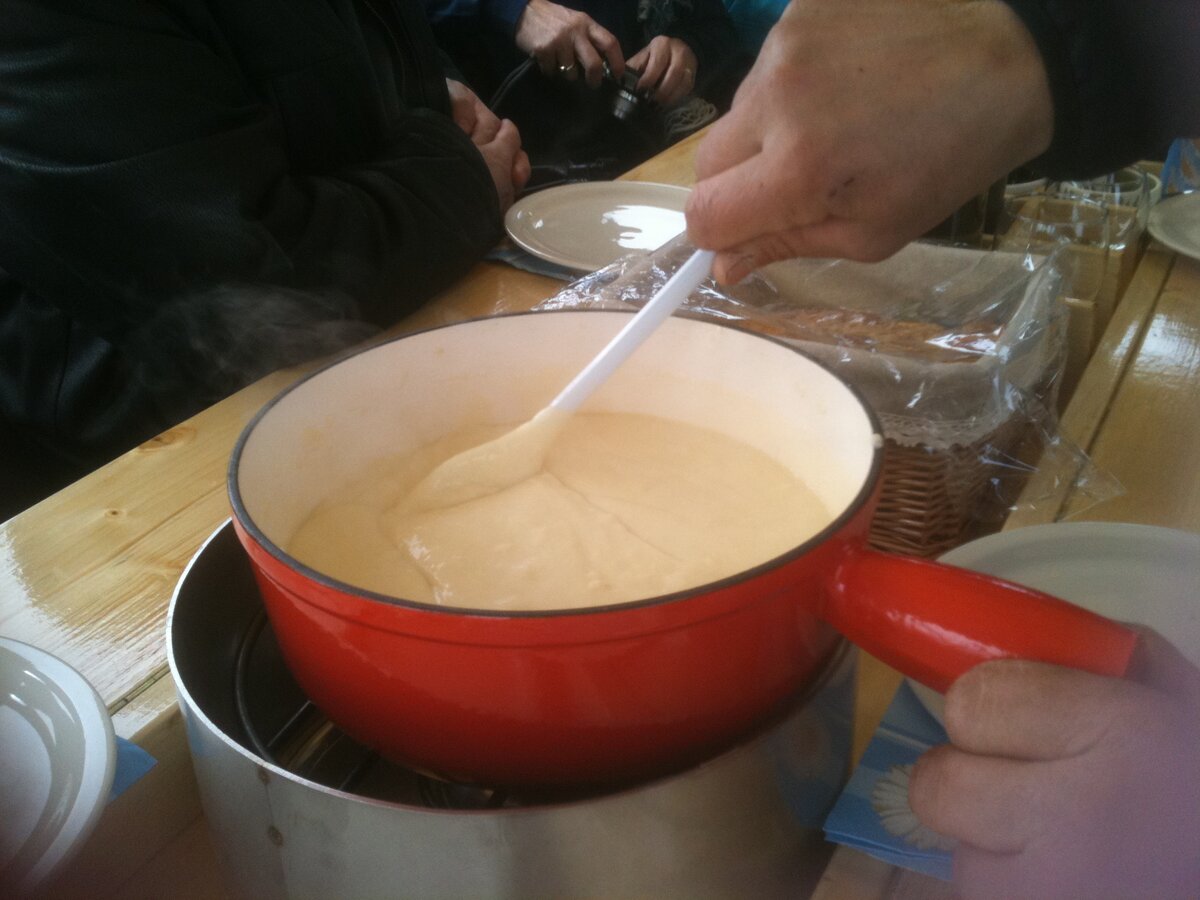 Caquelon de fondue qui mijote