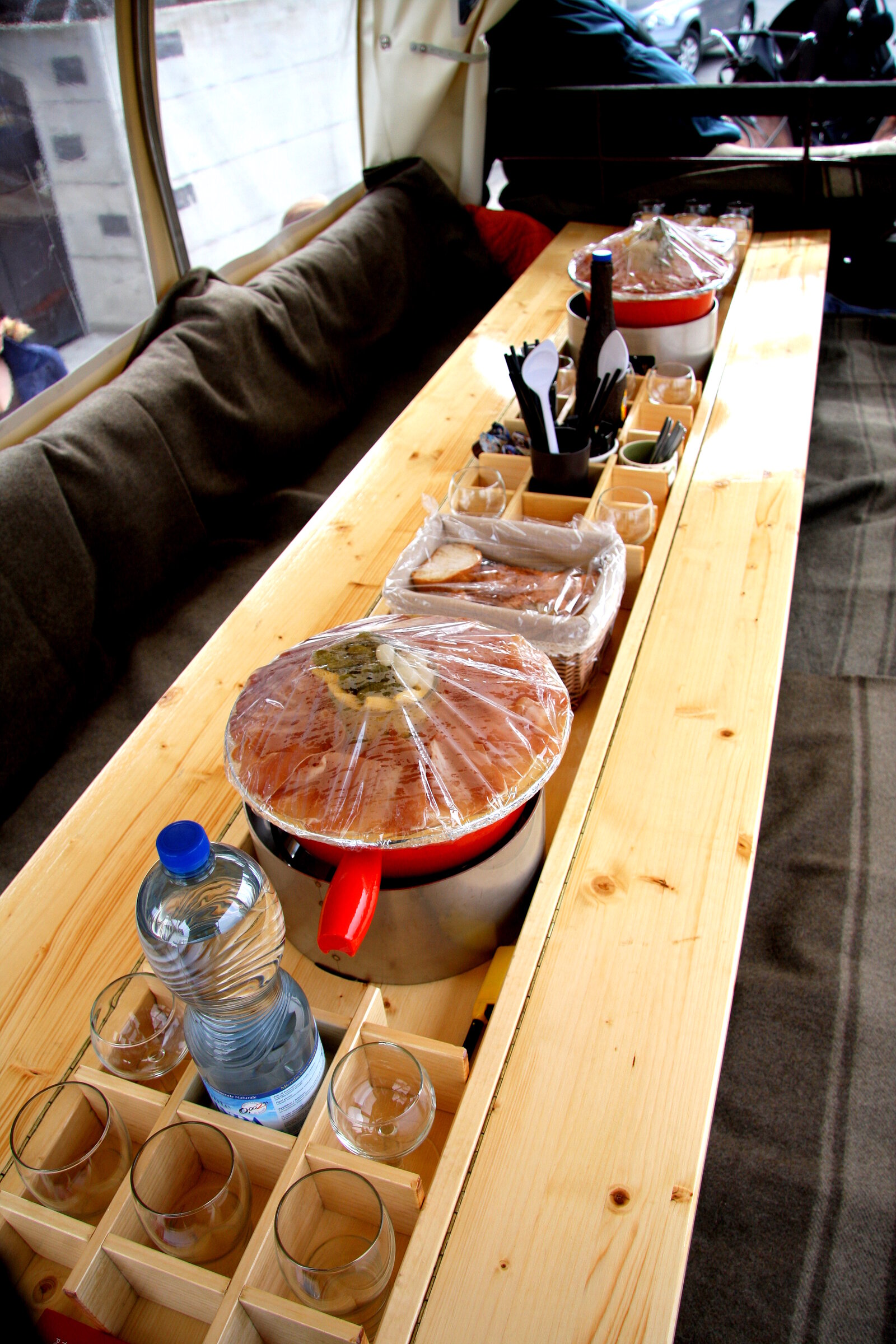 Intérieur de la calèche avec table dressée pour la fondue
